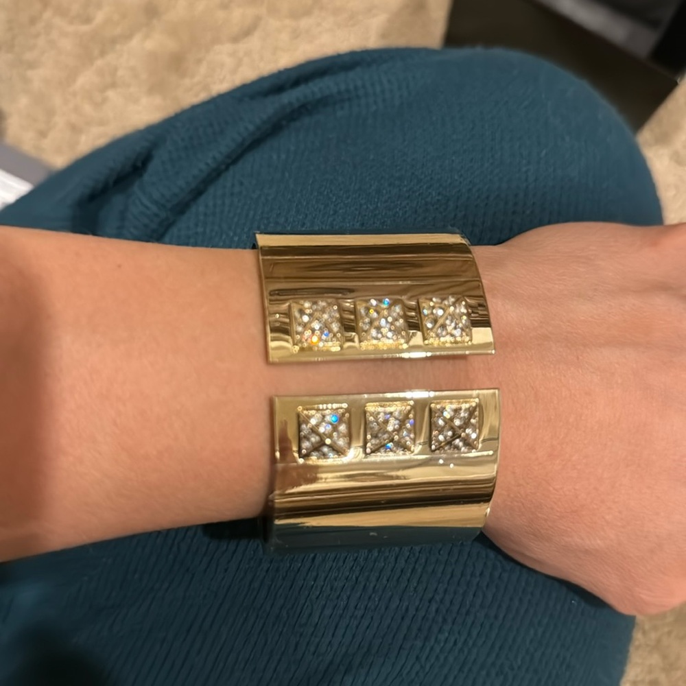 Gold bangle - Picture 2 of 3
